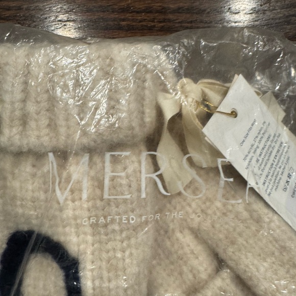 Mersea XO Ivory Knit Mittens for Kids - Picture 2 of 5